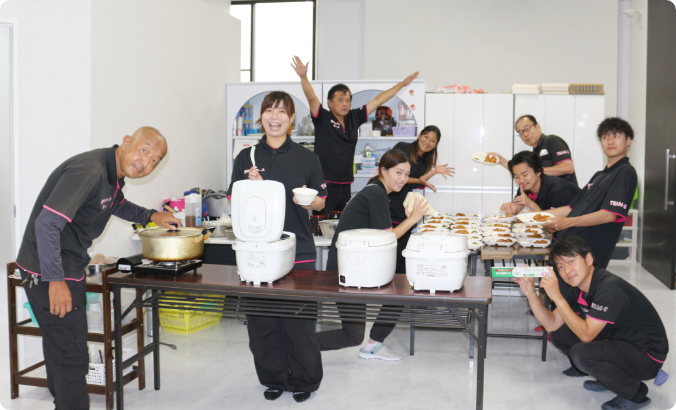 神戸ケアエーススタッフが昼食を準備する様子